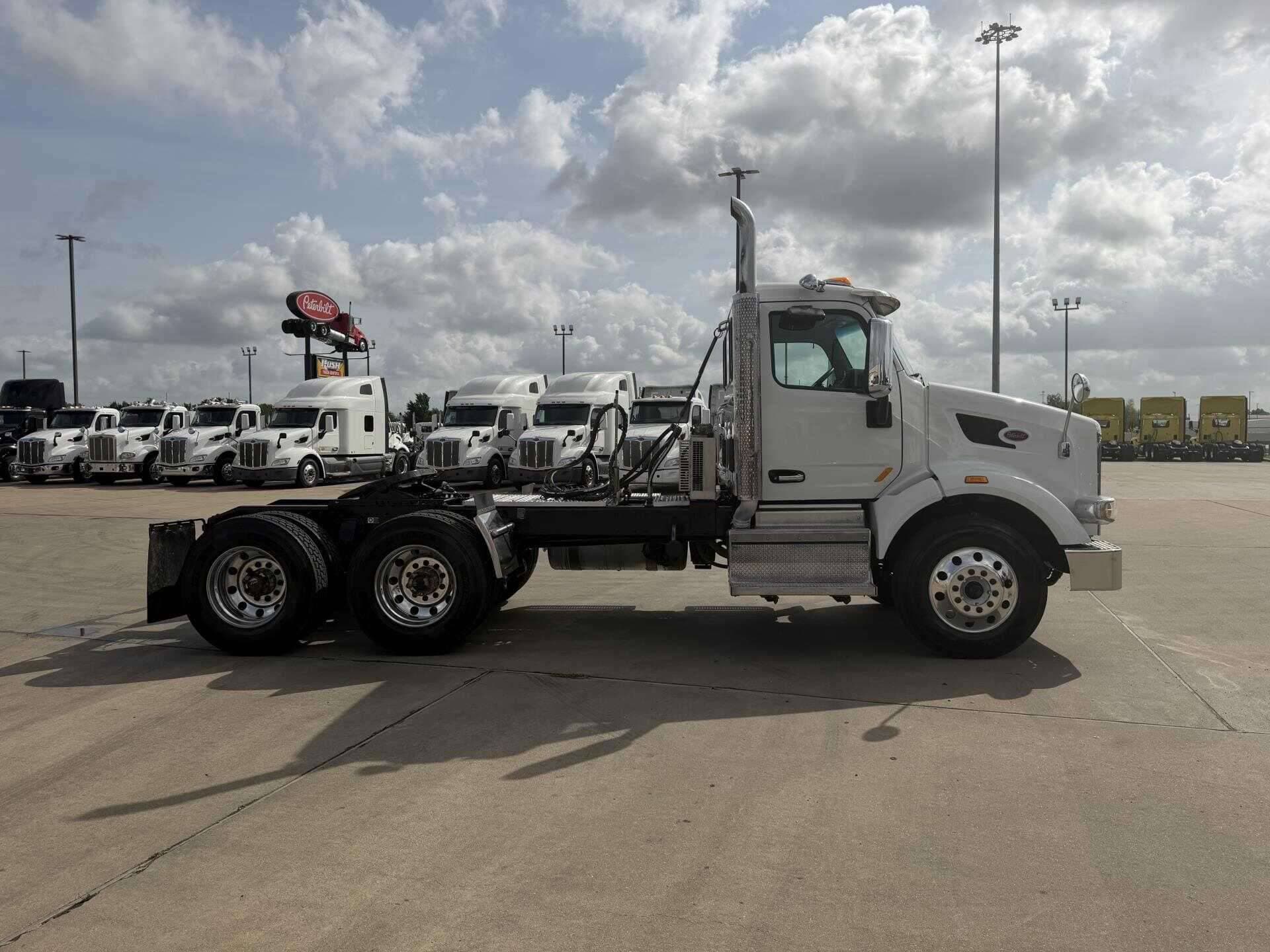 2020 Peterbilt 567 image 12