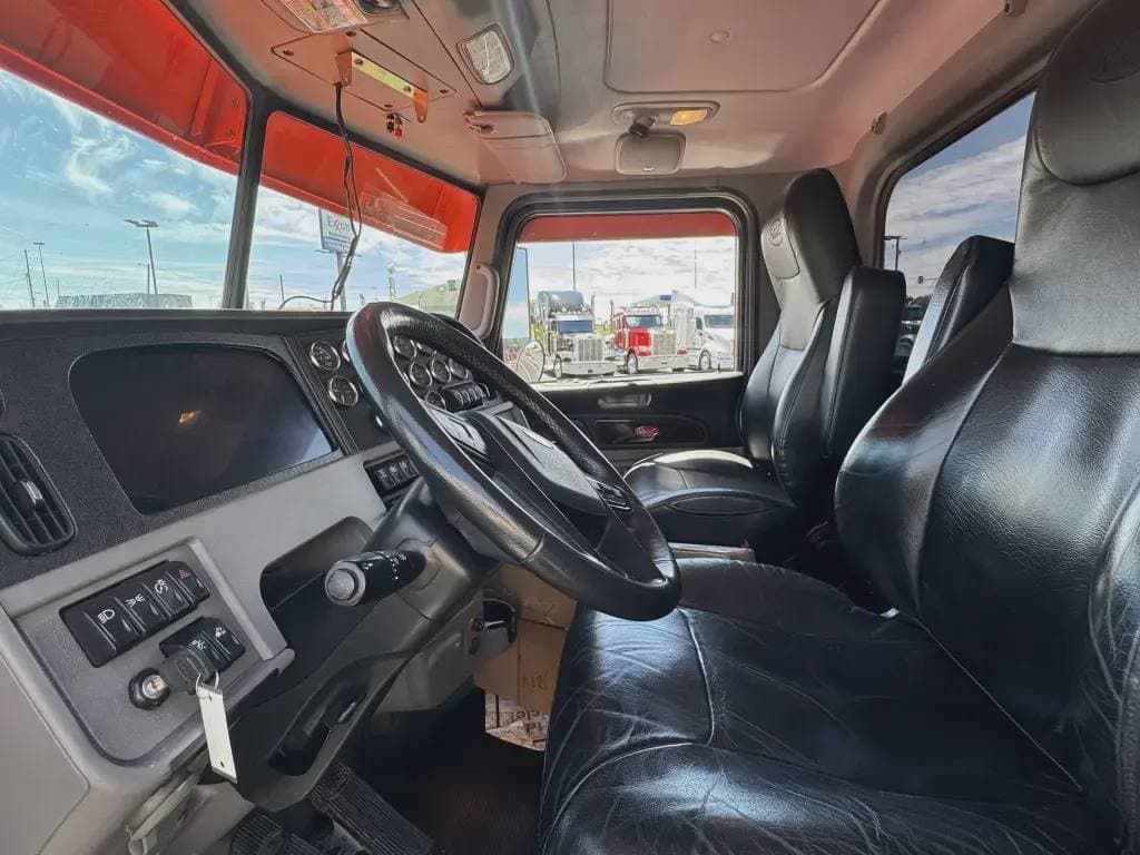 2023 Peterbilt 389 image 5