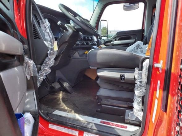 2025 Kenworth T880 image 10