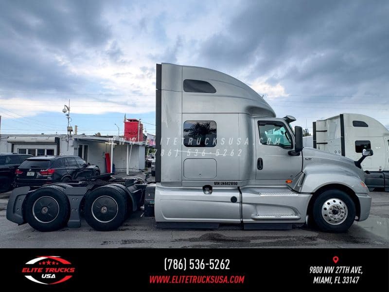 2020 International LT image 7