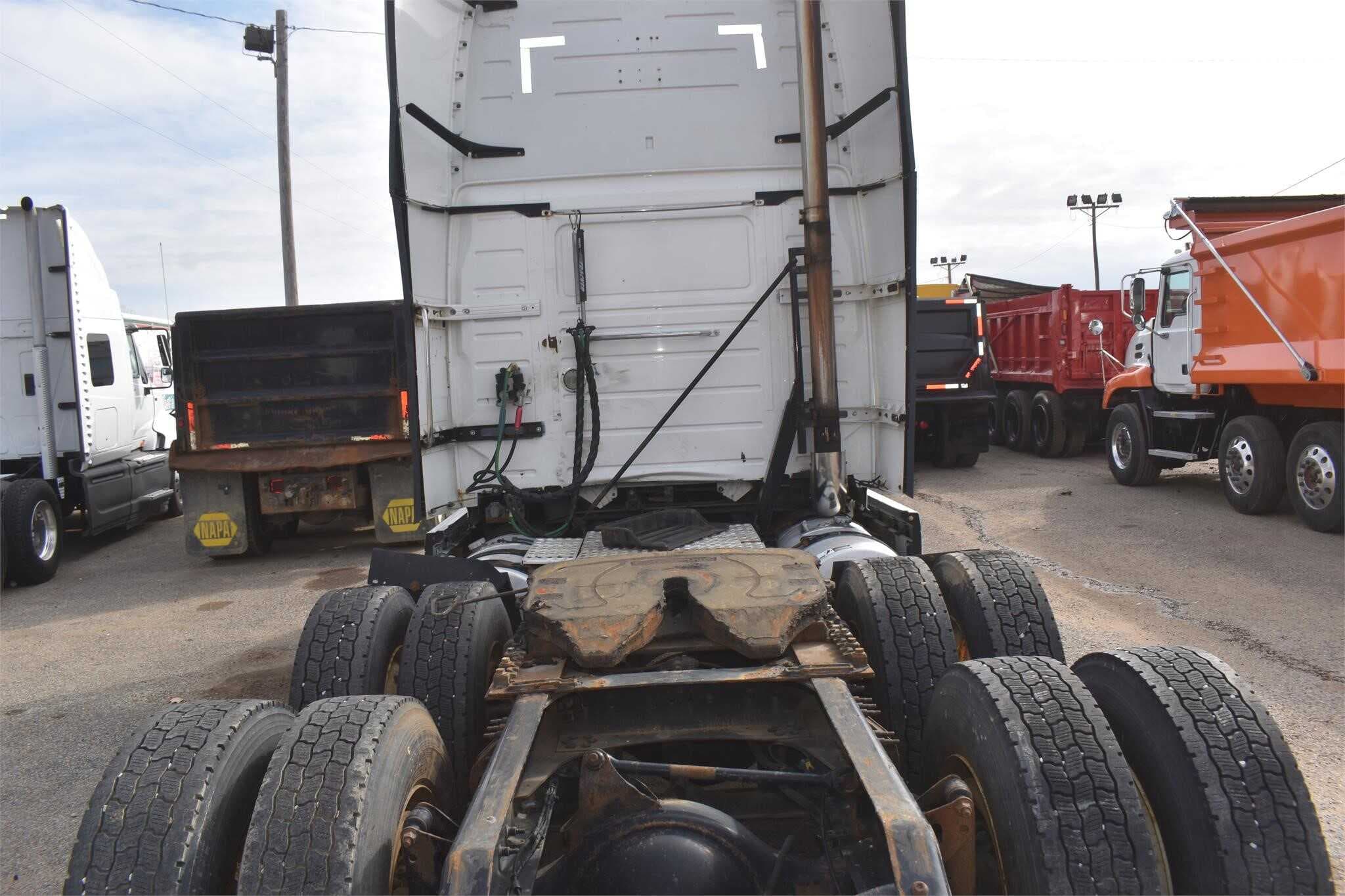 2013 Volvo VNL670 image 3