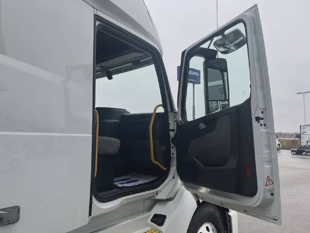 2022 Volvo VNL image 10