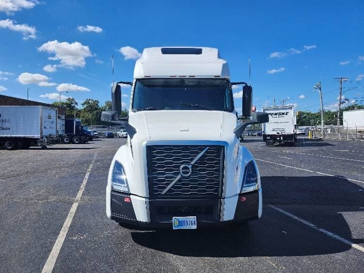 2023 Volvo VNL image 2