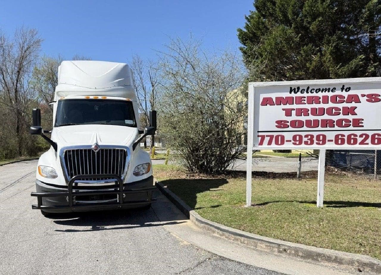 2018 International LT625 image 9