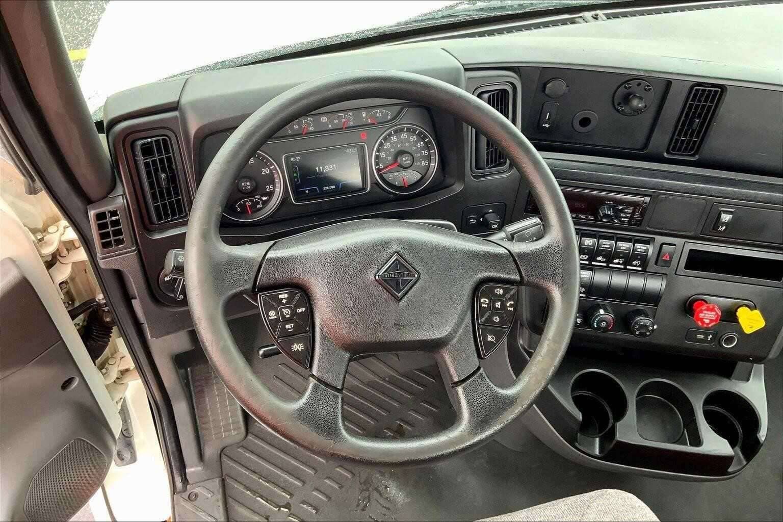 2021 International LT625 image 4