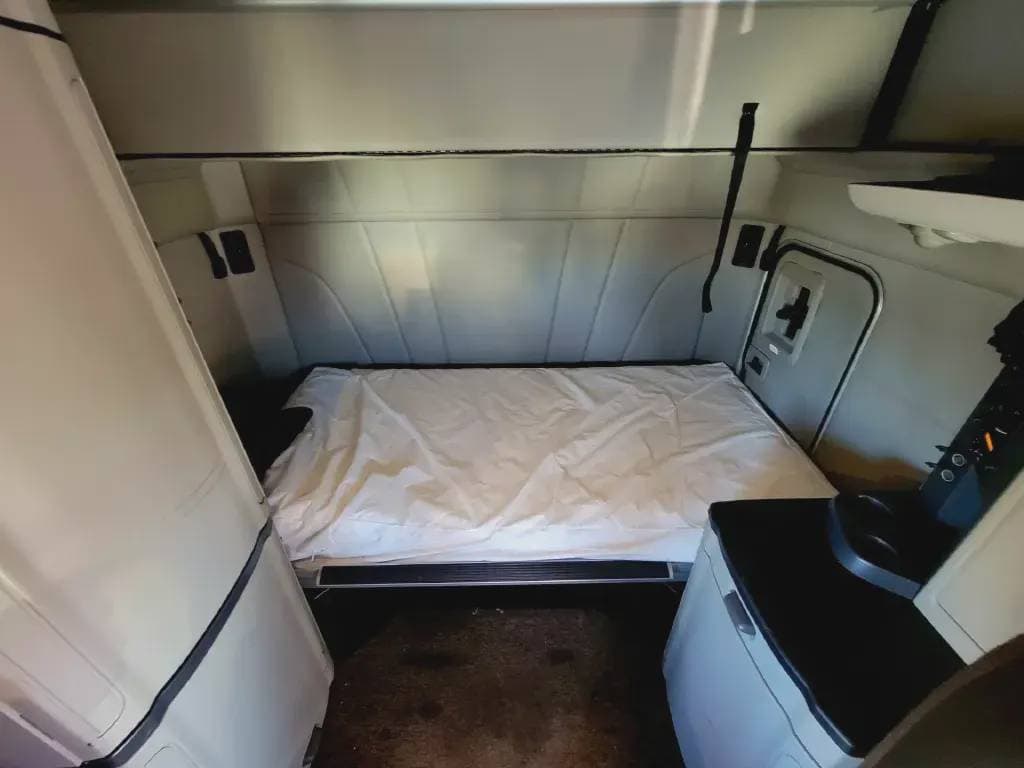 2022 Peterbilt 579 image 9