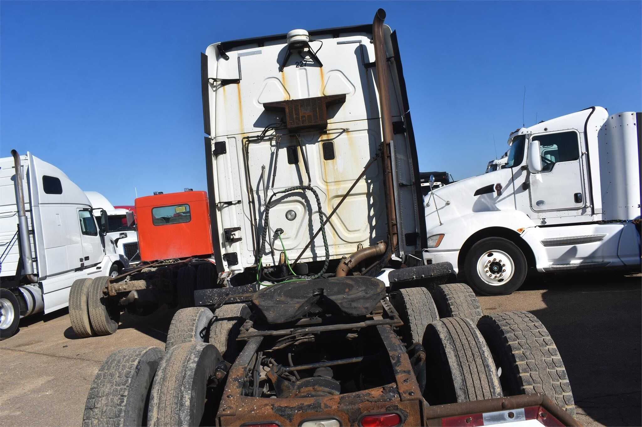 2013 Freightliner Cascadia 125 image 3