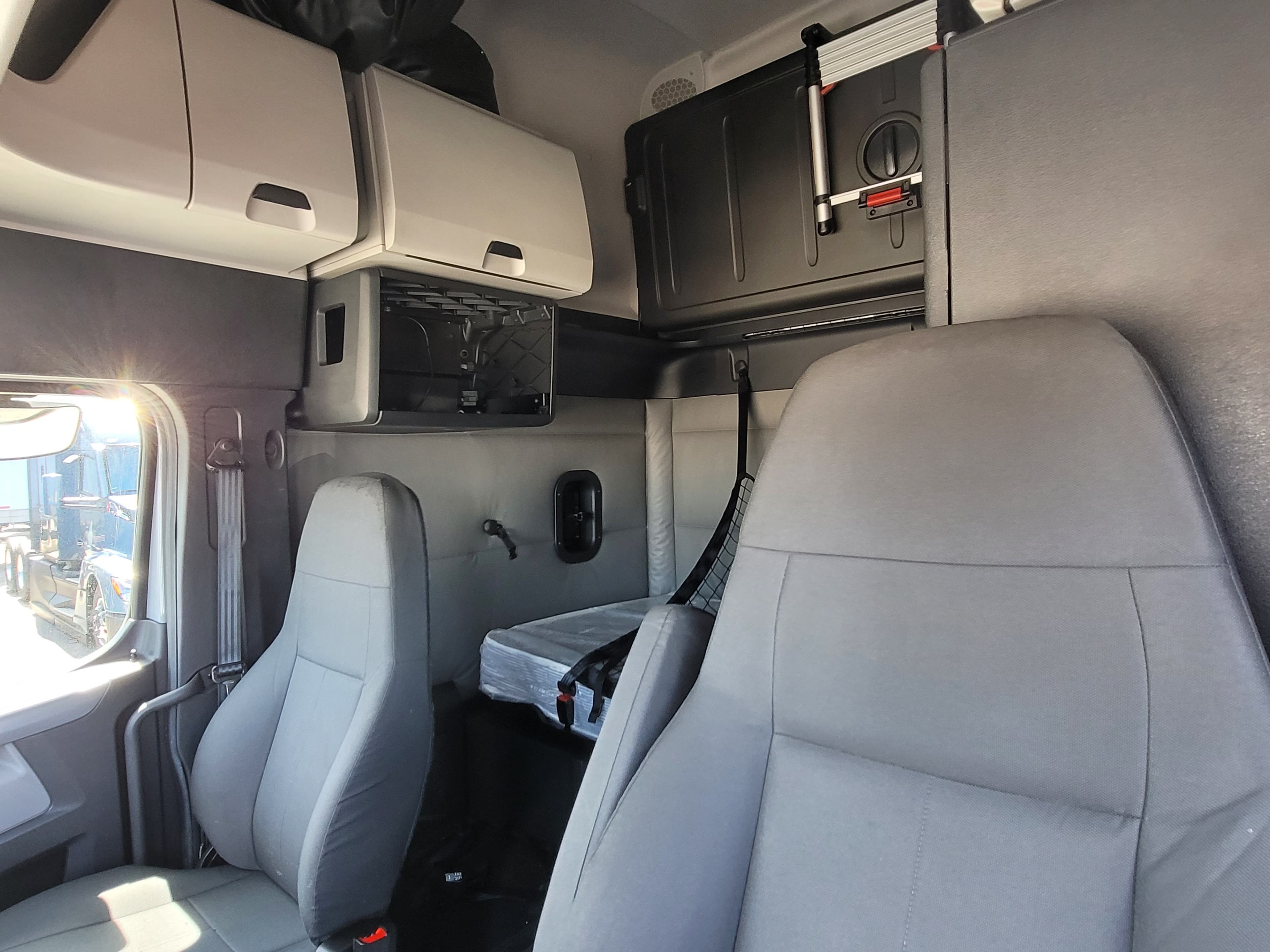 2022 Freightliner Cascadia 126 image 8