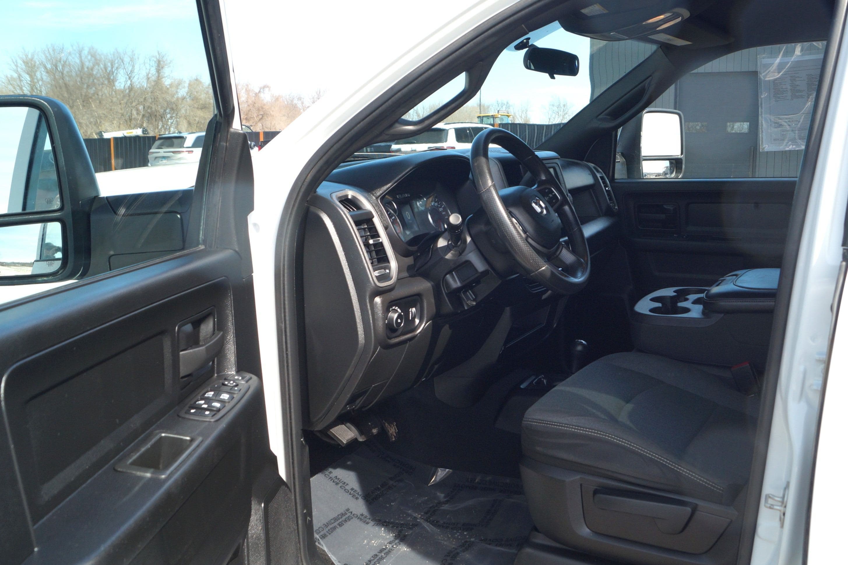 2023 RAM 2500 Tradesman - 8ft Flatbed - 4WD 6.7L I6 Cummins image 11