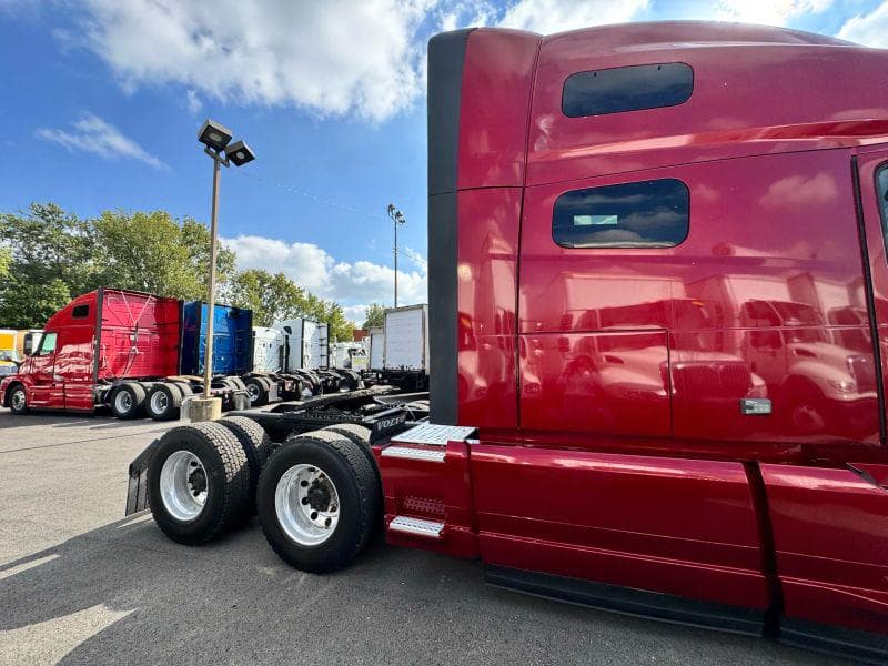 2021 Volvo VNL image 10