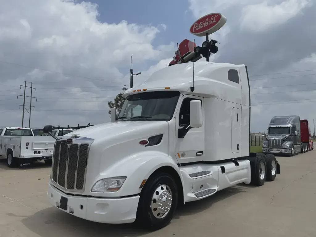 2022 Peterbilt 579 image 1