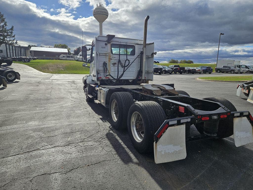 2017 Volvo VNL image 3