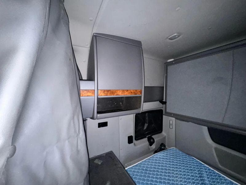 2019 International LT image 27