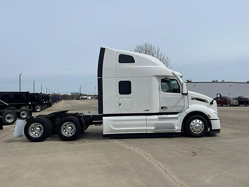 2025 Peterbilt 579 image 3