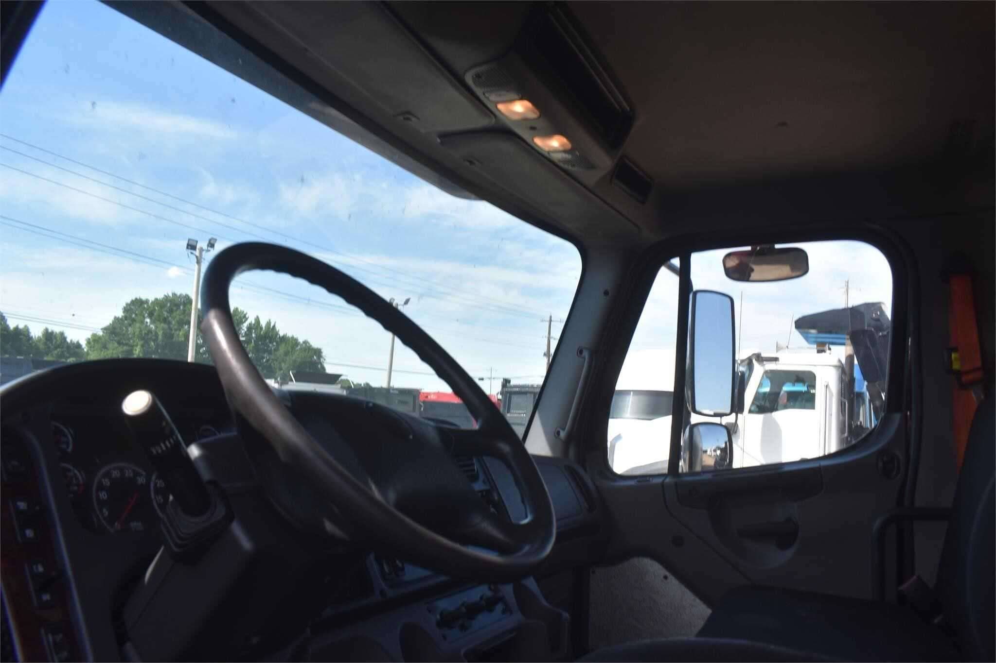 2019 Freightliner M2 image 4