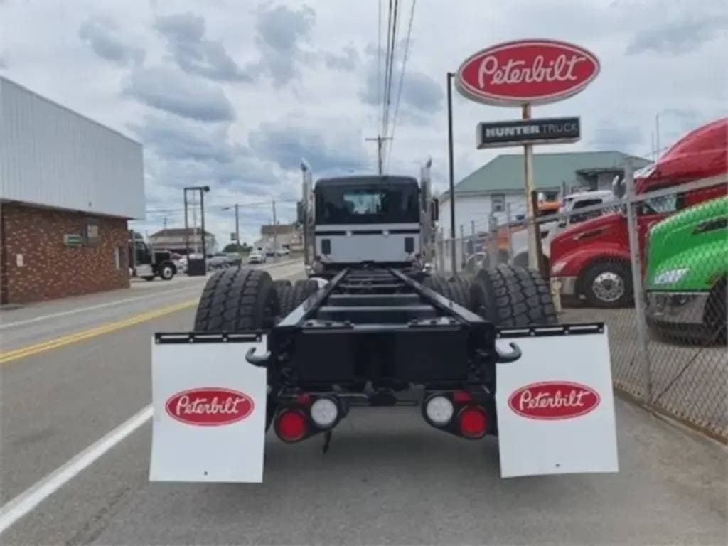 2025 Peterbilt 589 image 2