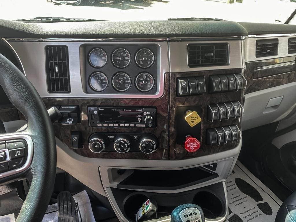 2025 Peterbilt 589 image 10