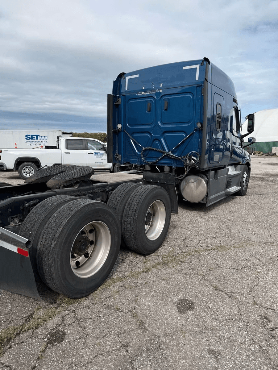 2022 Freightliner Cascadia image 3