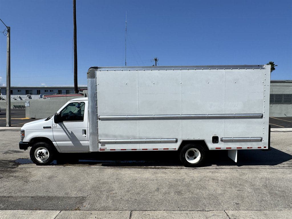 2022 Ford Commercial Vans image 8