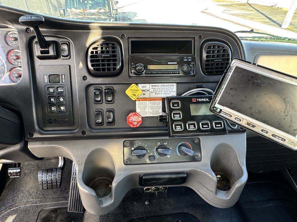 2015 Freightliner M2 106 image 63