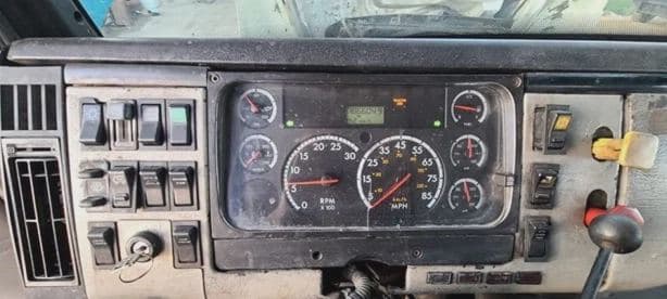 2001 FREIGHTLINER FL112 image 14