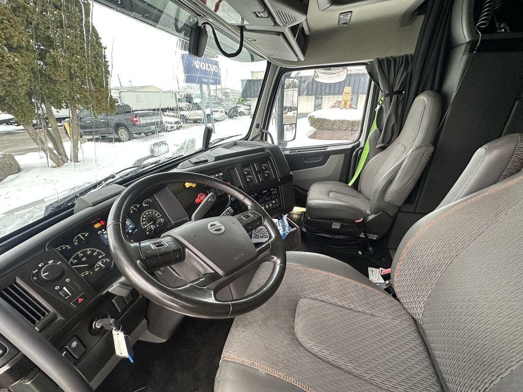 2023 Volvo VNL image 12
