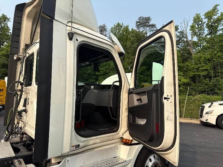 2019 Freightliner Cascadia 126 Day Cab Truck - 435HP, 12 Speed Automatic image 12