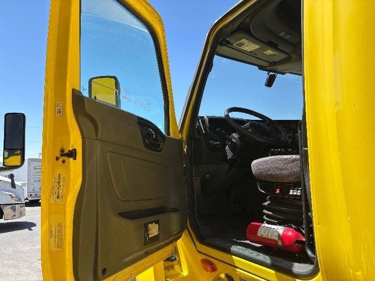 2022 International LT625 image 6