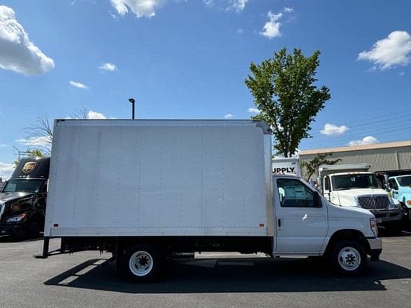 2024 Ford E350 SD image 3