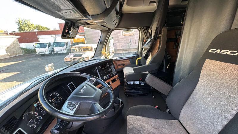 2021 Freightliner Cascadia image 26