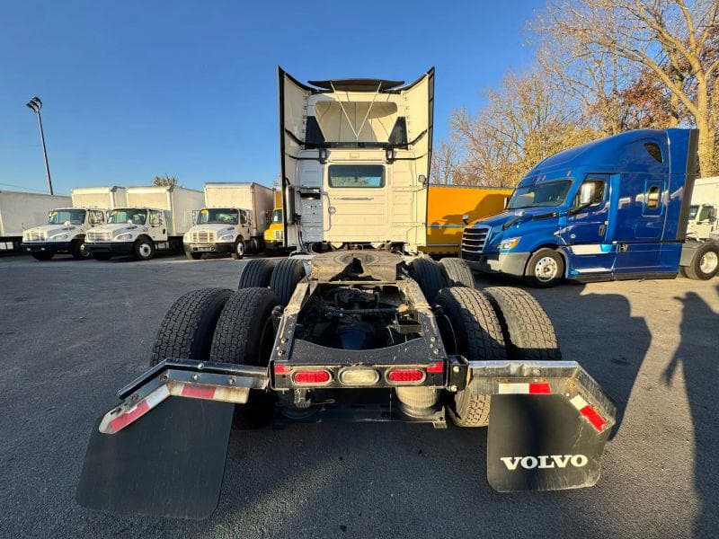 2020 Volvo VNL image 6