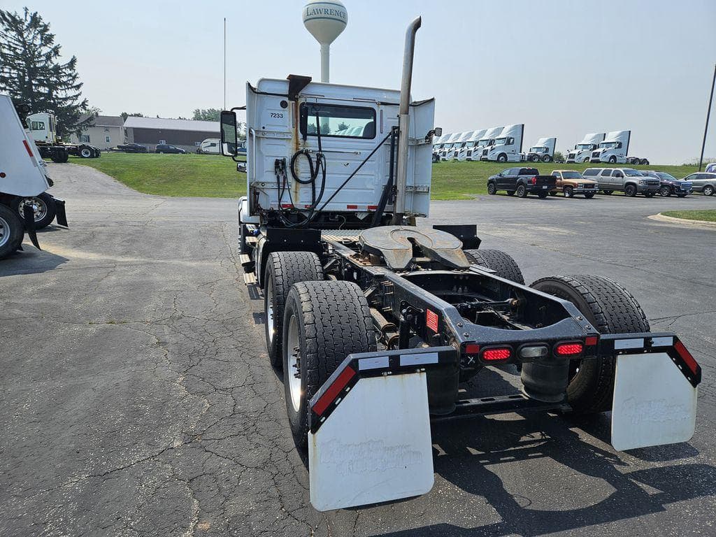 2017 Volvo VNL image 3
