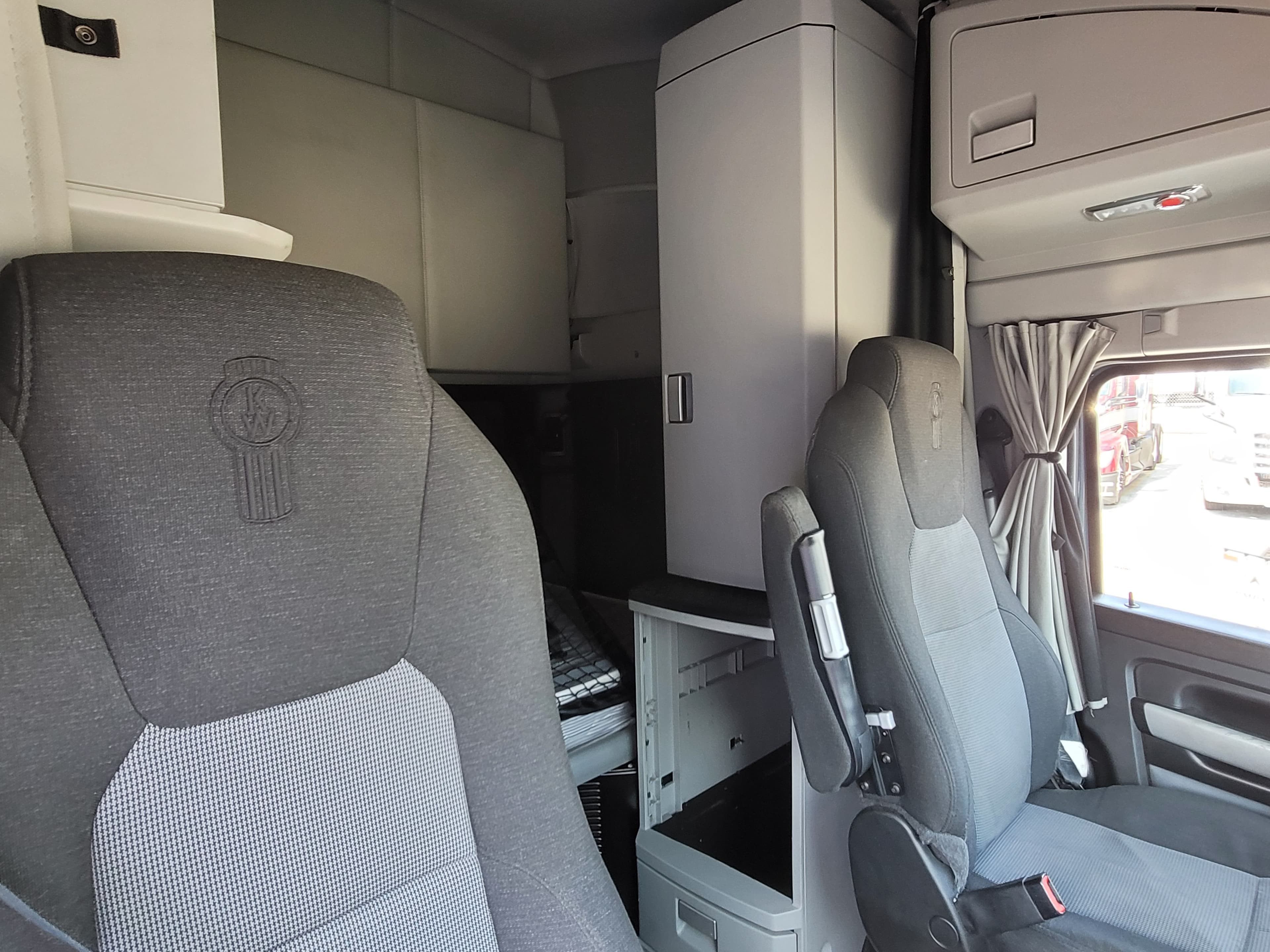 2022 Kenworth T680 image 9