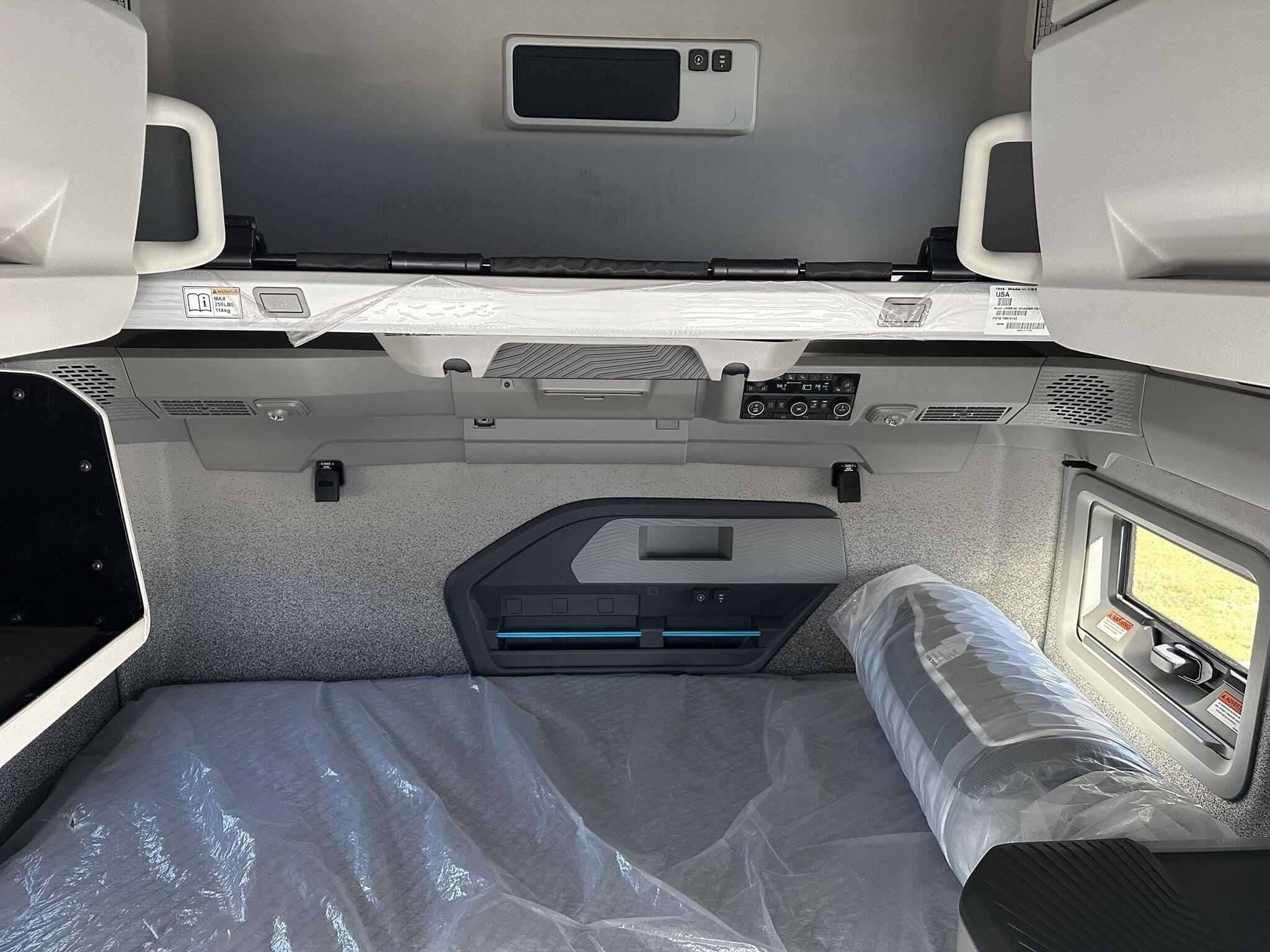 2025 Volvo NEW VNL image 3