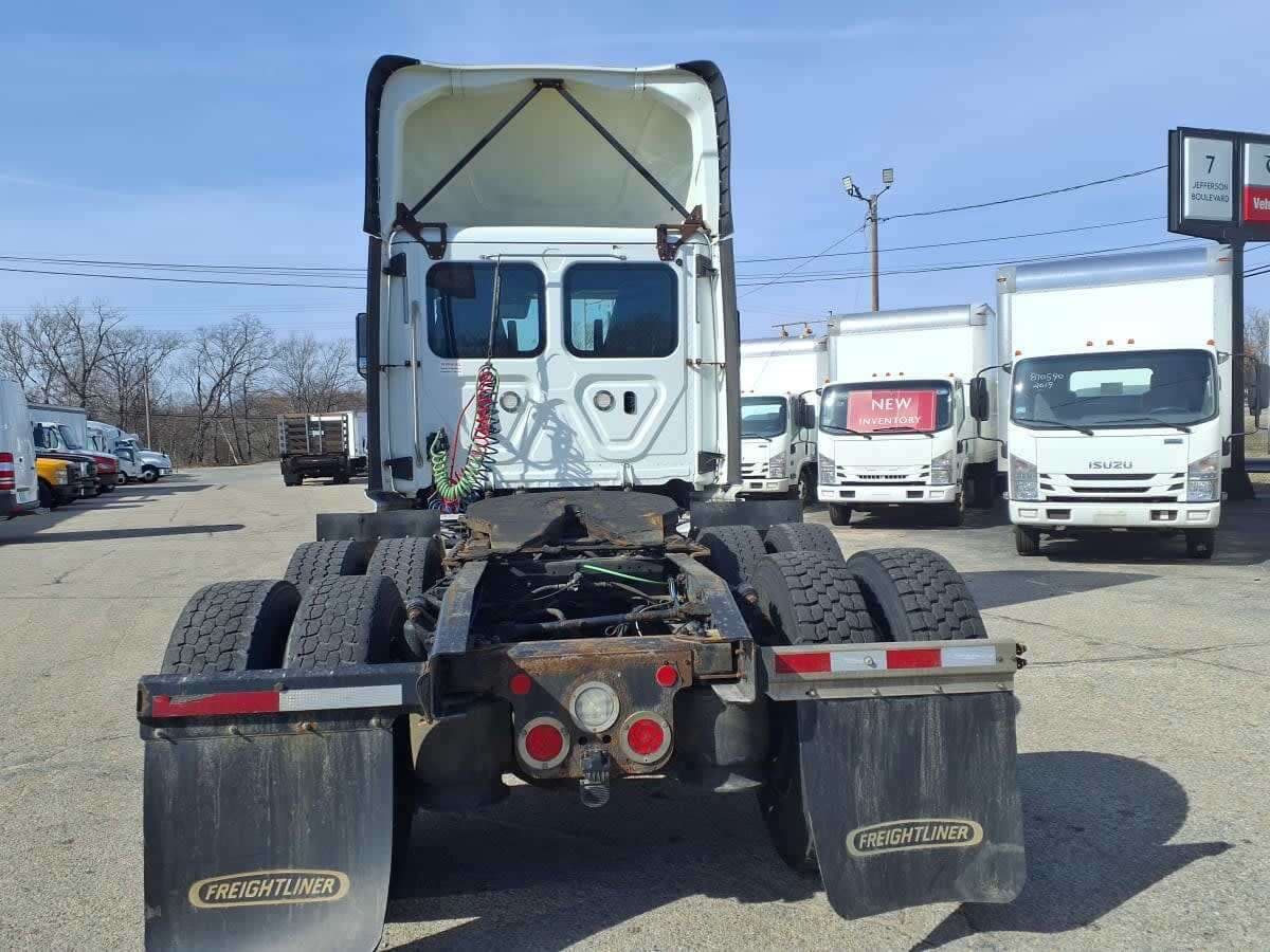 Used 2019 FREIGHTLINER Conventional - Day Cab - CASCADIA 126 image 5
