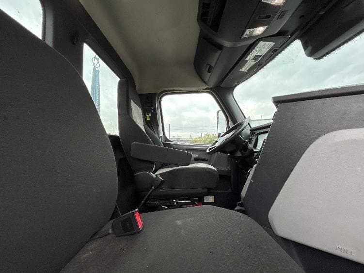 2021 Freightliner Cascadia image 7