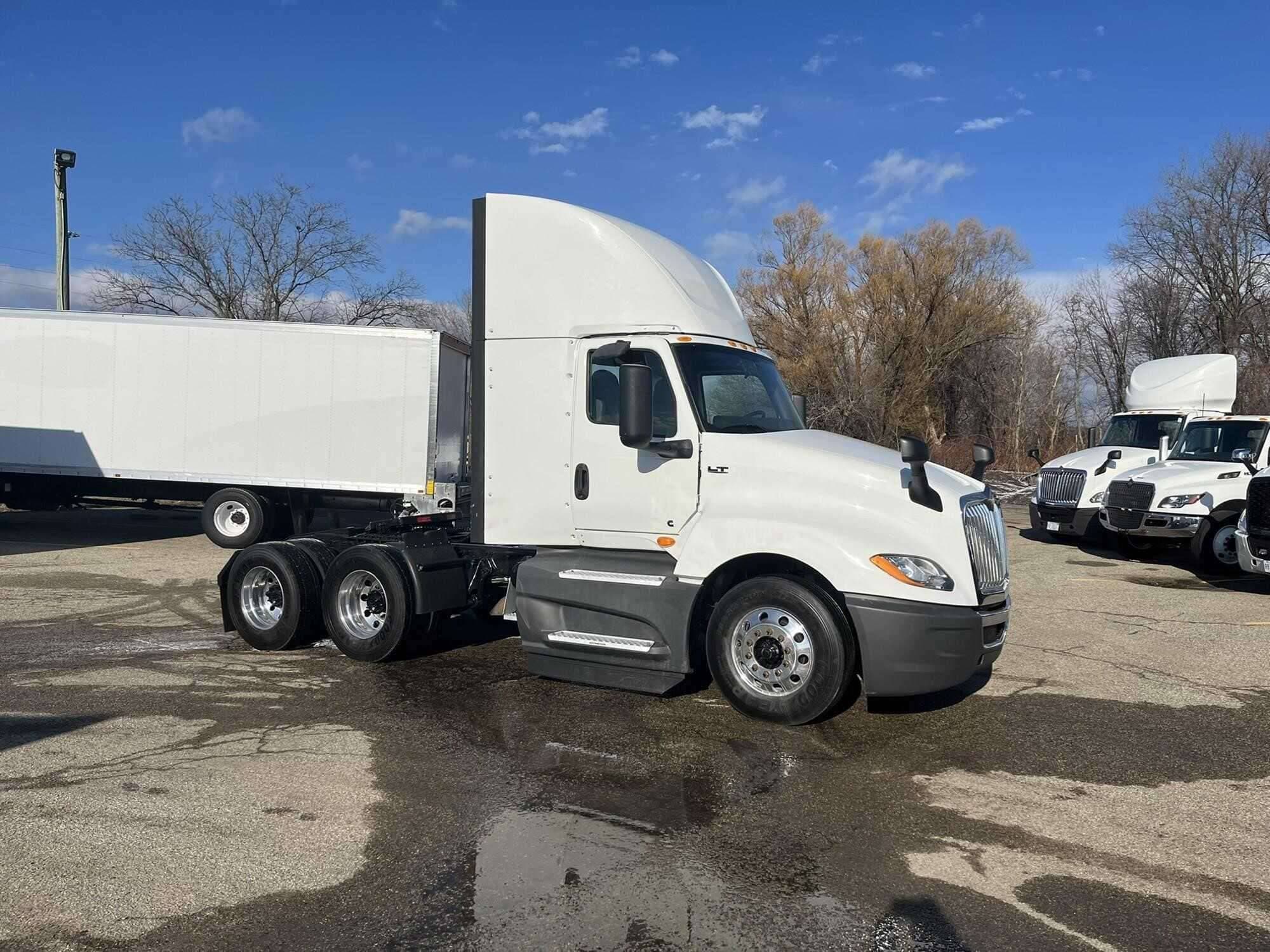 2021 International LT625 image 3