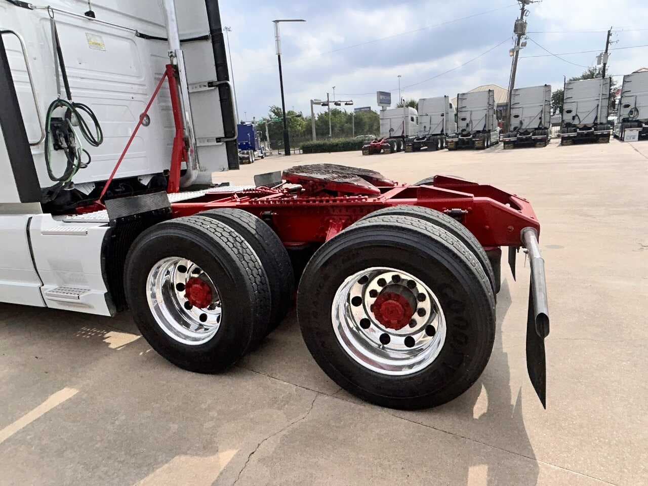 2020 Volvo VNL670 image 4