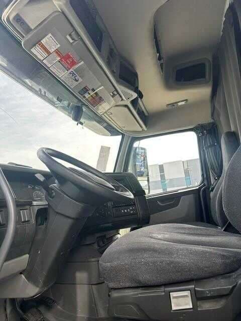 2018 Volvo VNL670 image 5