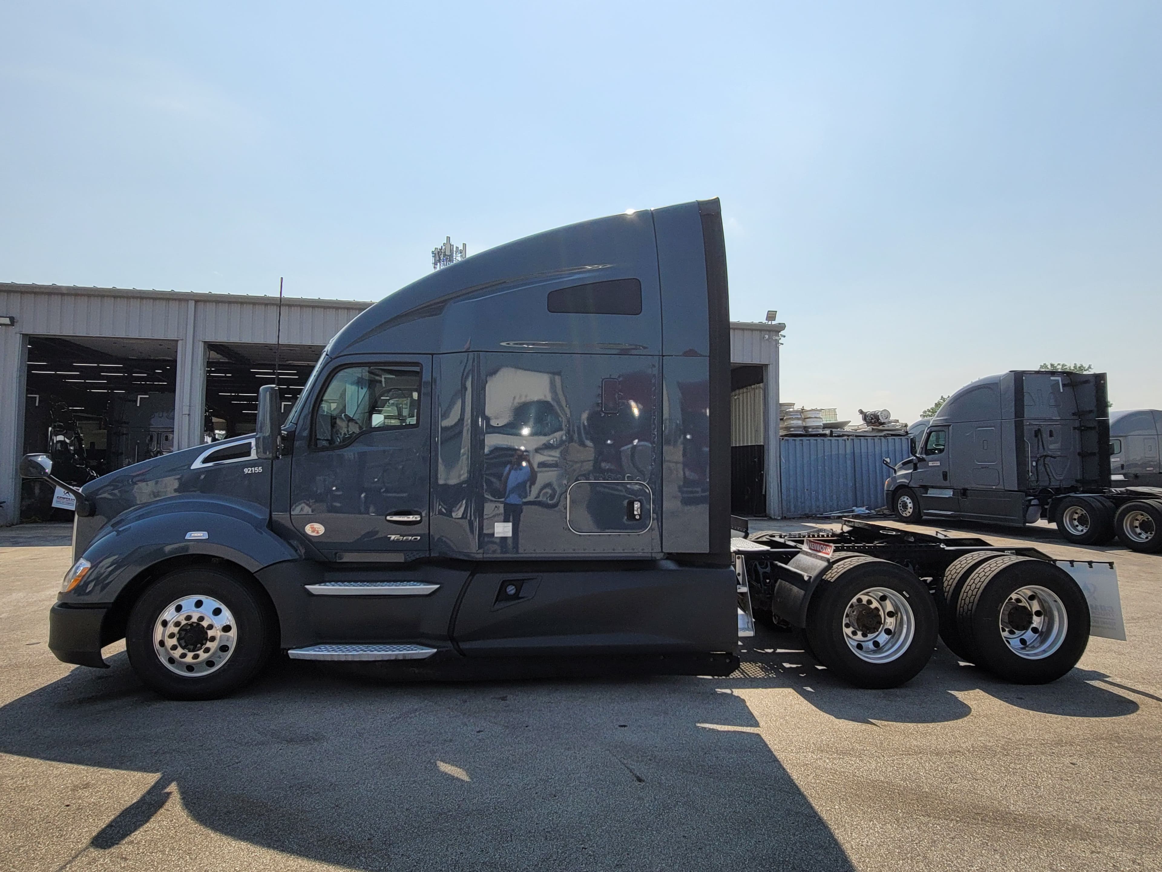 2022 Kenworth T680 image 2