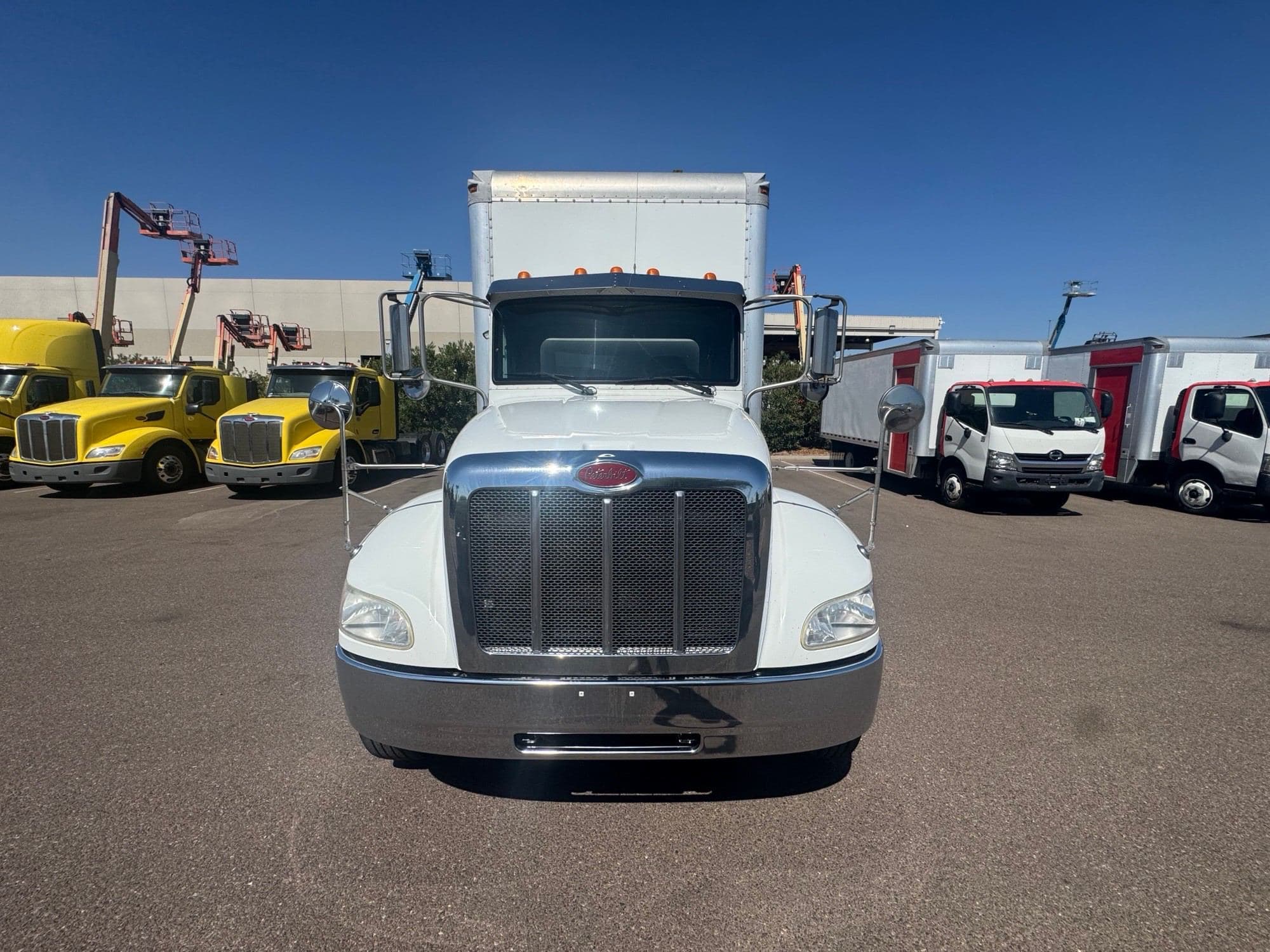 2019 Peterbilt 330 image 1
