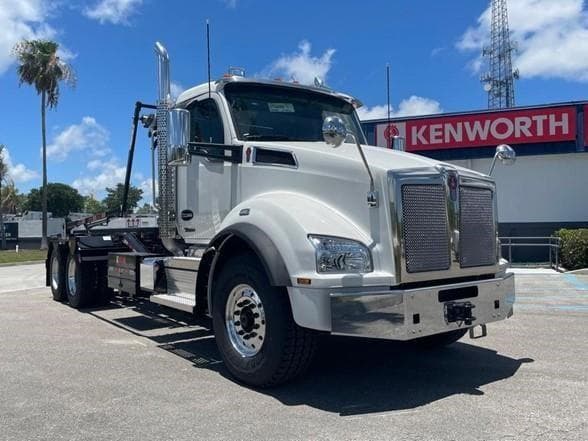 2025 Kenworth T880 image 1