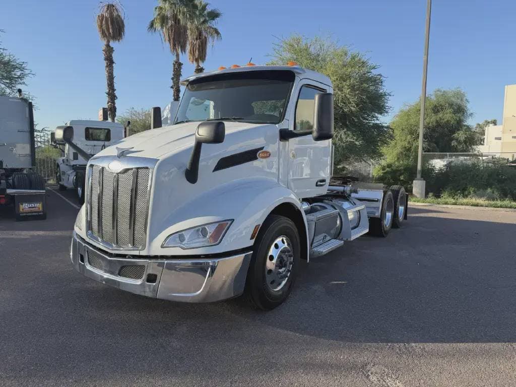 2023 Peterbilt 579 image 1