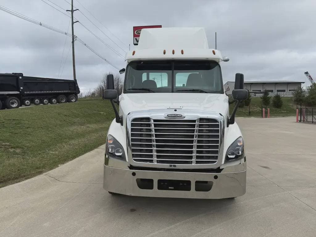 2017 Freightliner Cascadia 113 image 1