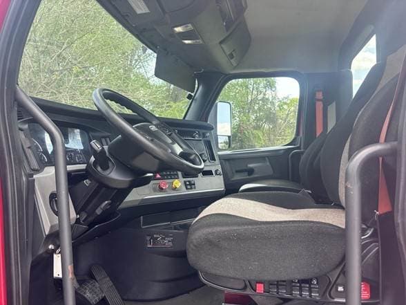 2020 Freightliner Cascadia 126 image 3