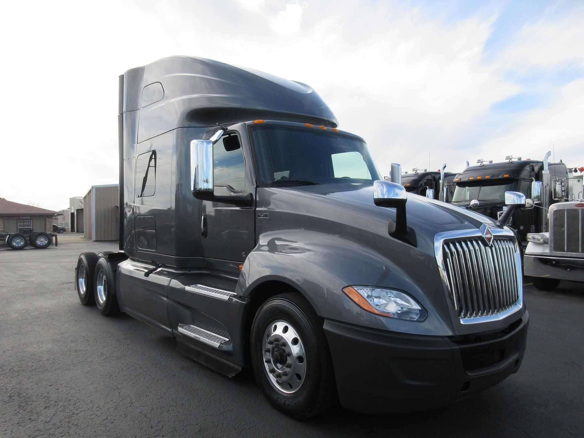 2021 International LT625 image 3
