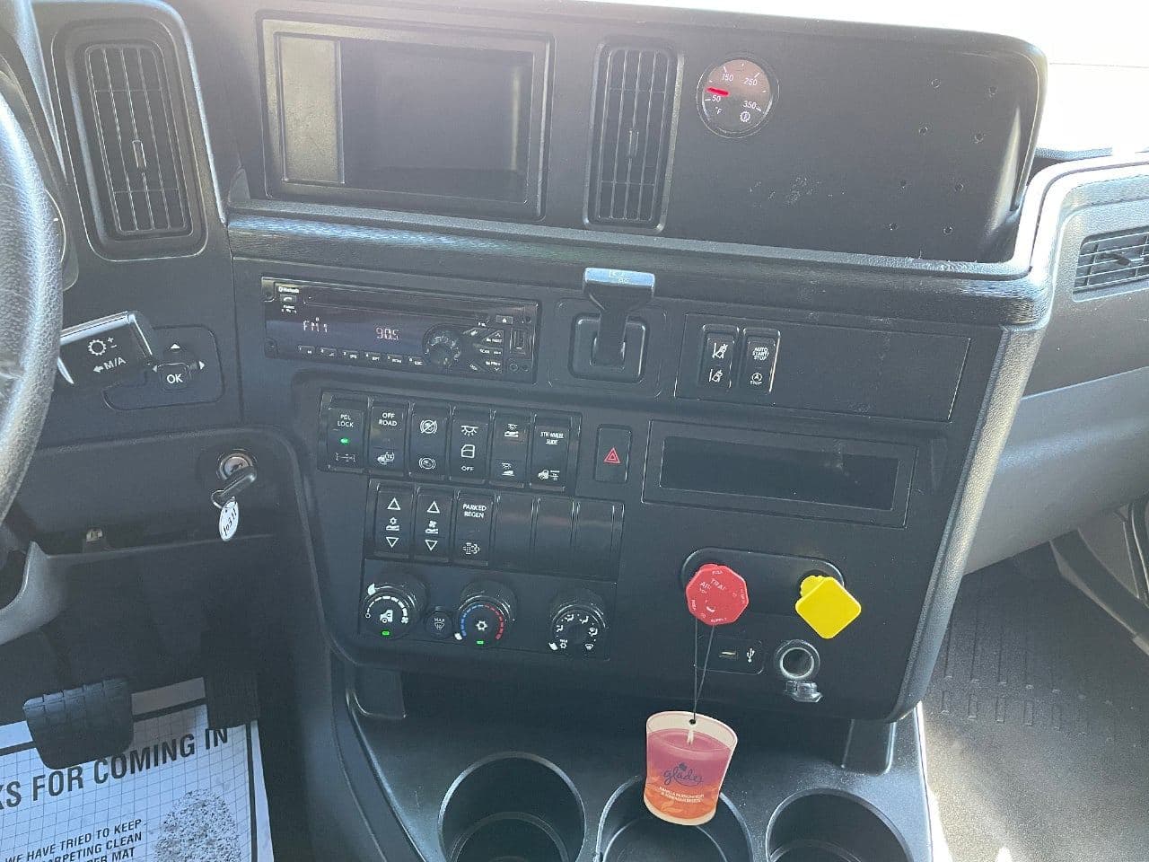 2018 International LT image 23