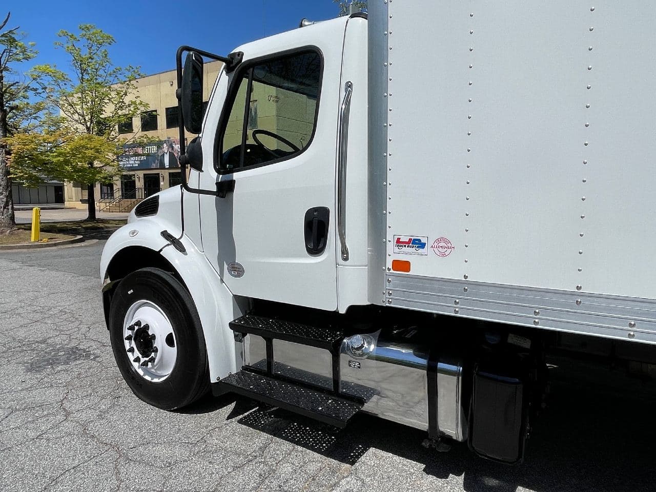 2022 Freightliner M2106 image 8