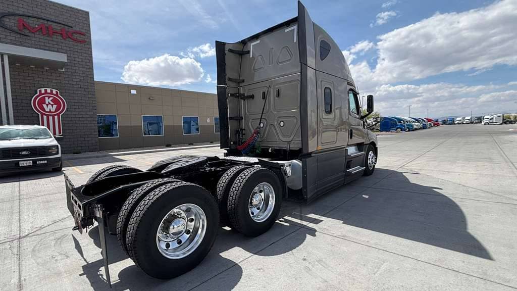 Used 2024 FREIGHTLINER PT126064ST image 10