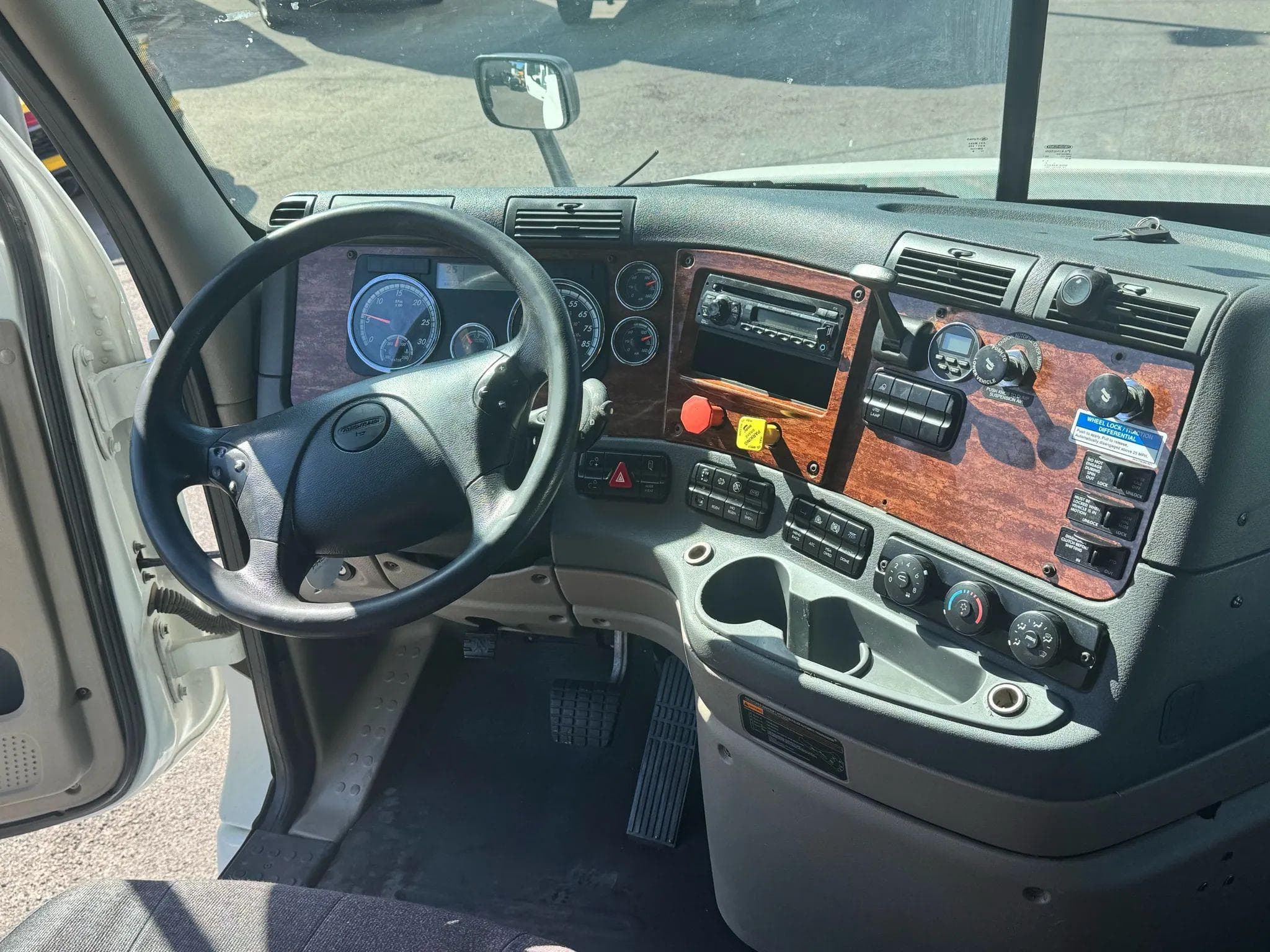 2016 Freightliner Cascadia image 29
